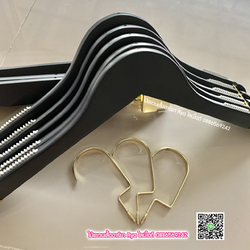 ไม้แขวนเสื้อไม้แท้ สีดำ 15 นิ้ว ตะขอทองใหญ่ ไม้แขวนเสื้อสวยๆ (10 โหลๆ ละ 325)