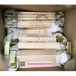 ไม้แขวนหนีบไม้แท้ 12 นิ้ว ตะขอยาวสีทอง เหล็กหมุนได้ มีแทบกันลื่นสองข้าง (10 โหลๆ ละ 315)