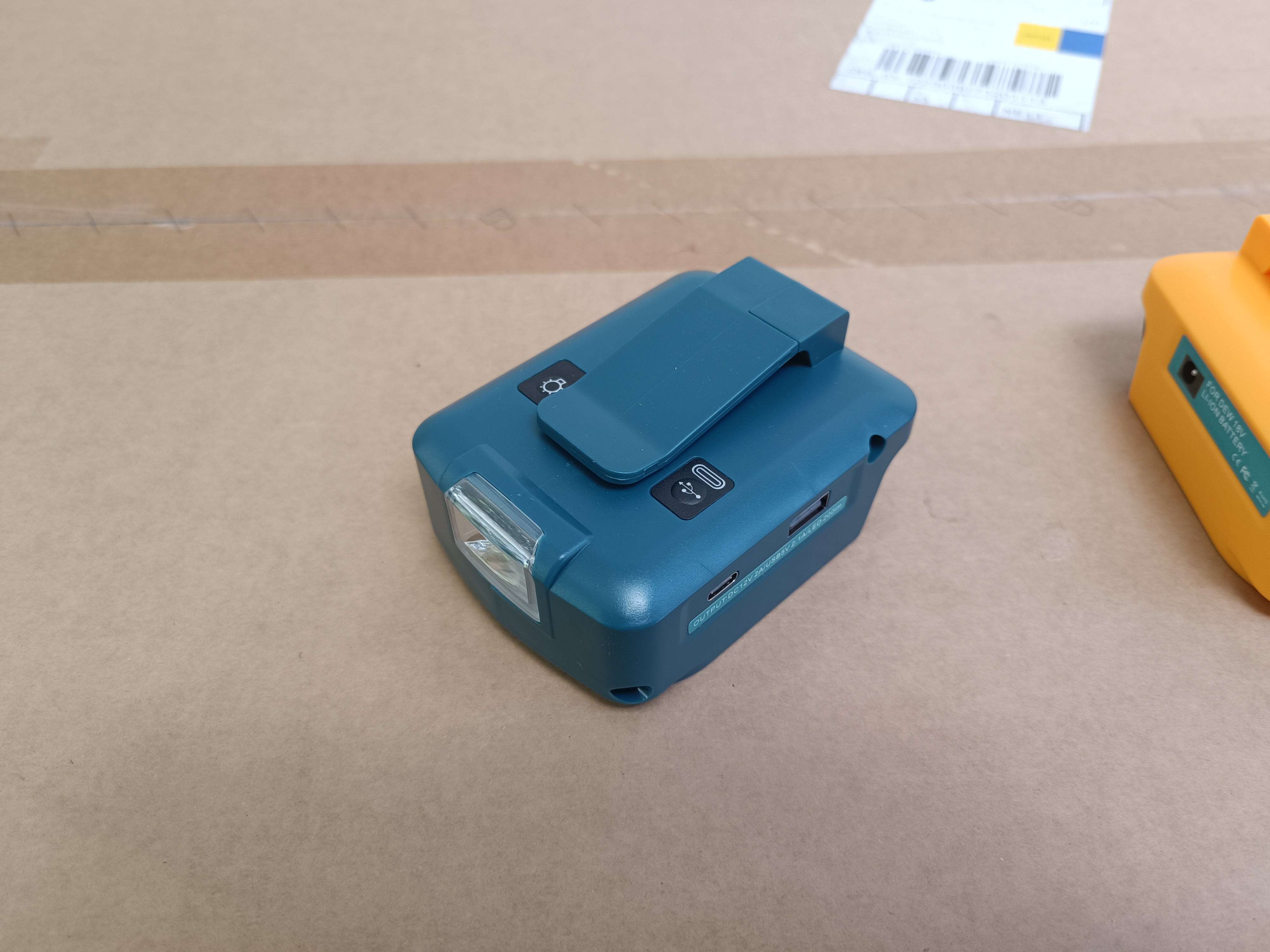 ตัวแปลงแบต Makita Dewalt Milwaukee อเด็บเตอร์ USB ทำเป็น Power Bank USB 2.1A + Type-C18W +LED 3W(300LM) +12VDC