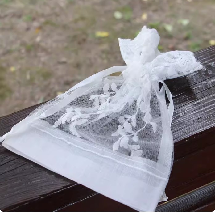 ถุงผ้าใส่ของชำร่วย ถุงผ้าลูกไม้ สีขาว ขนาด 16x23ซม ใส่ของขวัญ ของแจก แบบไทย ๆ ลายสวย 106786