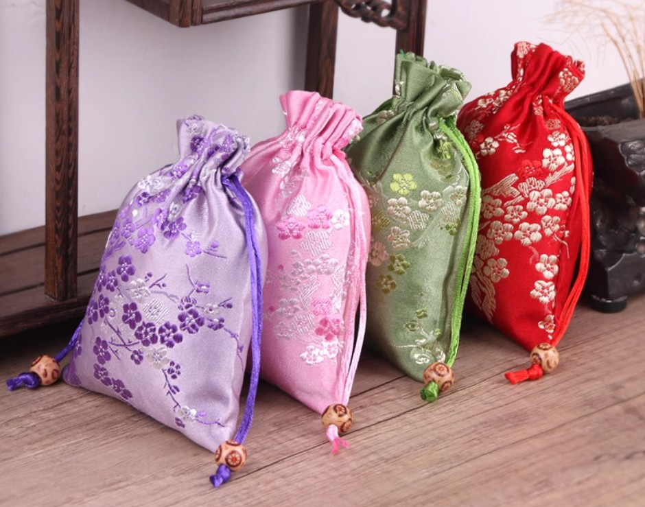 ถุงผ้า ใส่ของขวัญ ของชำร่วยงานแต่งงาน ปักลาย ดอกไม้ สวย ๆ ถุงใส่ของชำร่วย ลายดอกไม้ 208019