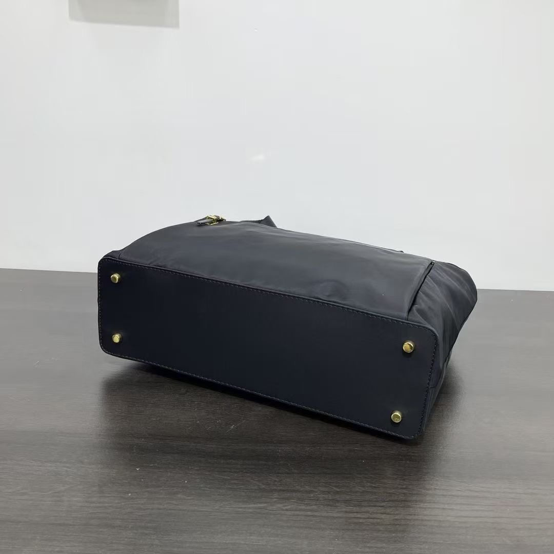 **do** กระเป๋าผ้าไนล่อน TUMI Voyageur Mauren Tote ใส่คอมพิวเตอร์ได้ ด้านหลังเสียบกระเป๋าเดินทางได้ สินค้าใหม่ ของแท้