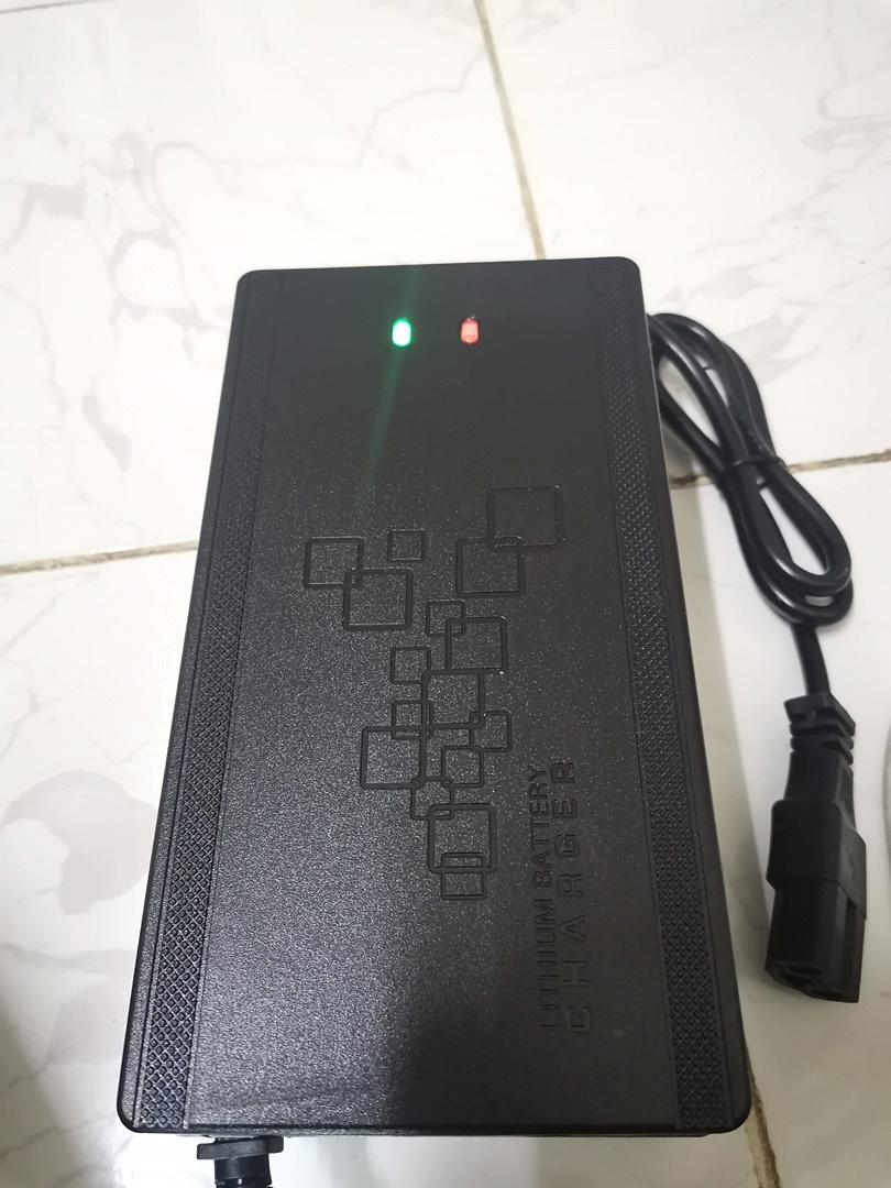 Adaptor Charger ยี่ห้อ Fast Suer 36V - 72V สำหรับชาร์จแบตเตอรี๋ Li-Ion , Lifepo4 หัวปลั๊ก IEC รถไฟฟ้า แบตเตอรี่