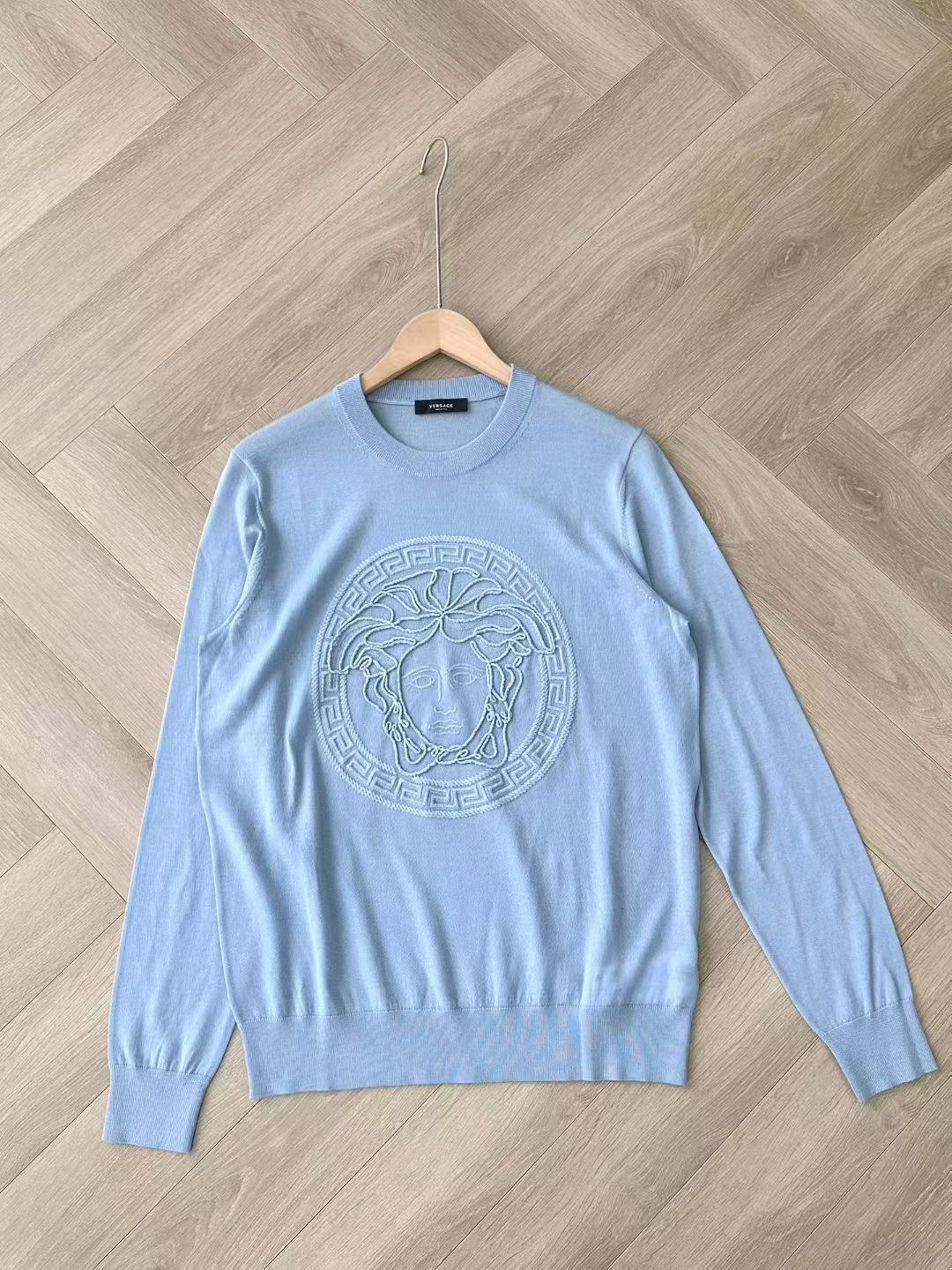 **do** เสื้อ VERSACE Medusa Embroidered Wool Sweater มีใส่ได้ ชาย หญิง สินค้าใหม่ ของแท้