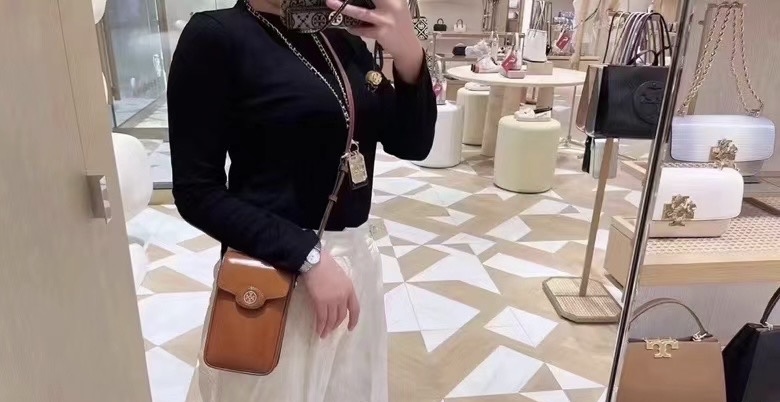 **C** กระเป๋า TORY BURCH ROBINSON SPAZZOLATO PHONE CROSSBODY มี 4 สีให้เลือก สินค้าใหม่ ของแท้