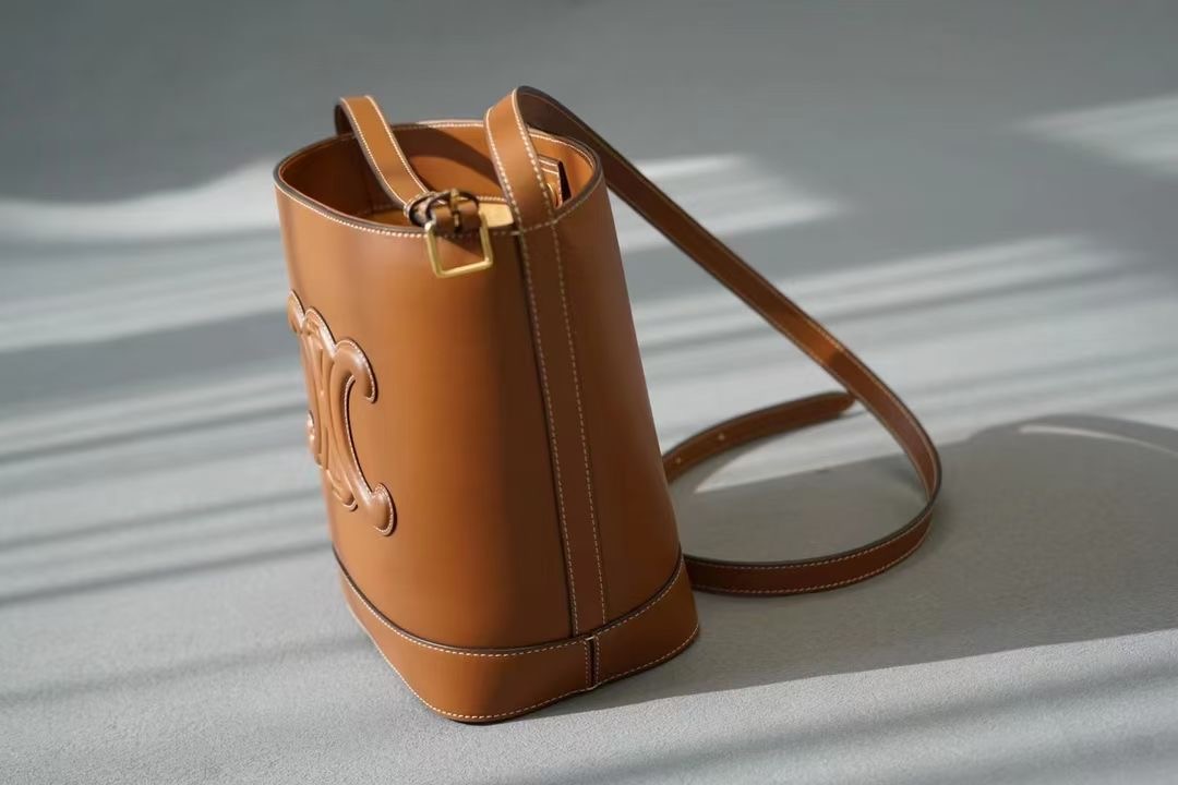 **do** กระเป๋าหนังแท้ Celine BUCKET CUIR TRIOMPHE IN SMOOTH CALFSKIN หนังนุ่มสวยมาก ของใหม่ แท้