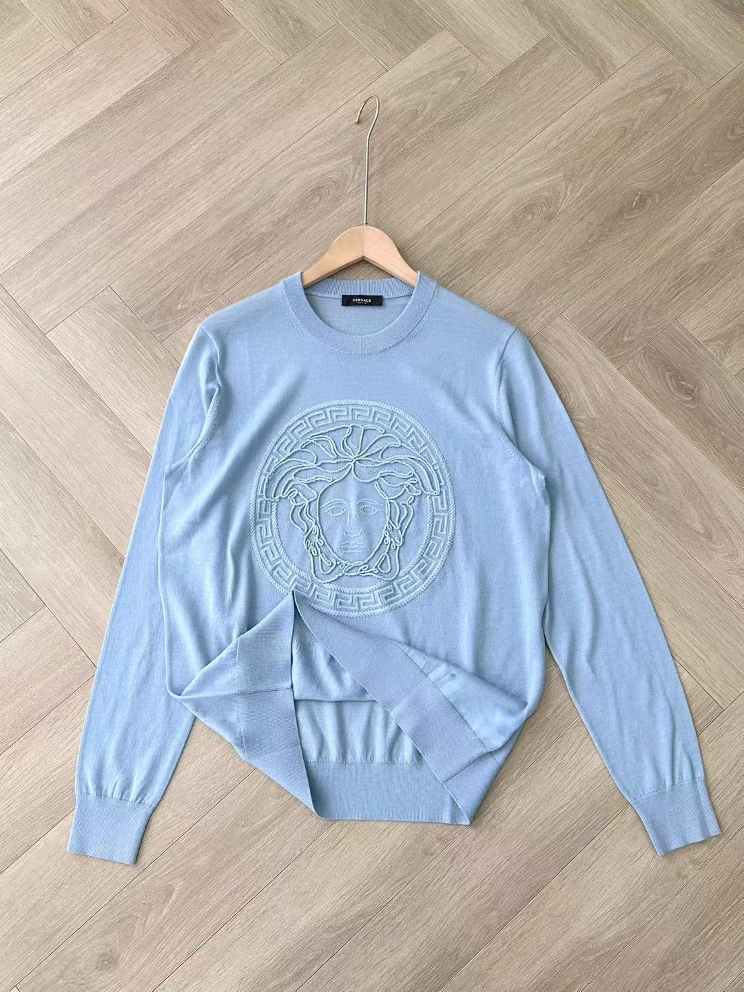 **do** เสื้อ VERSACE Medusa Embroidered Wool Sweater มีใส่ได้ ชาย หญิง สินค้าใหม่ ของแท้