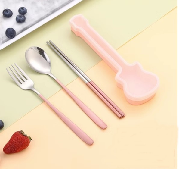 ของชำร่วย ของที่ระลึก งานเกษียณ ของแจกงานบวช ช้อน ส้อม ตะเกียบ ครบ set บรรจุในกล่อง รูป กีตาร์ แบบเก๋ ๆ 898797