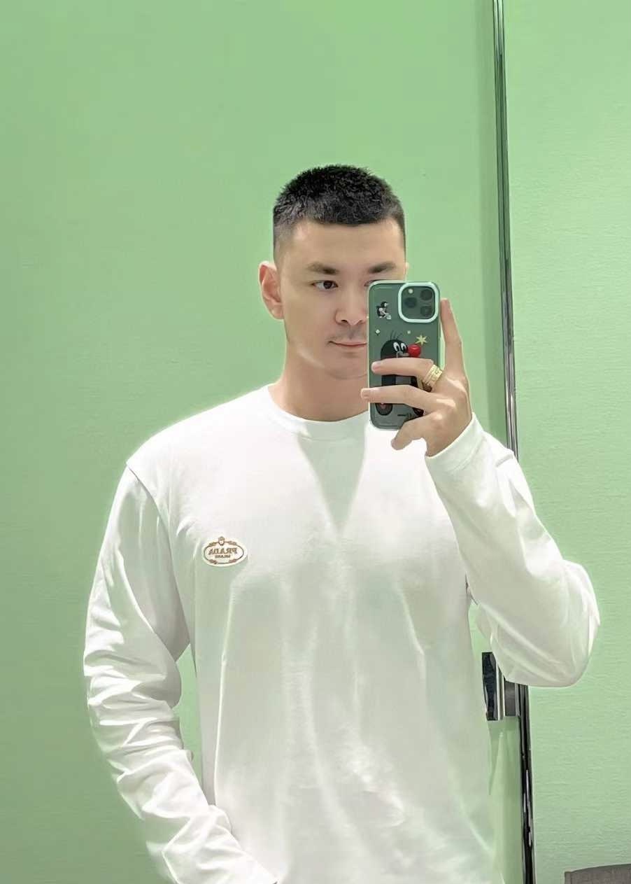 do** เสื้อยืดแขนยาว Prada Cotton T-shirt โลโก้สีทอง ใส่ได้ ชายหญิง สินค้าใหม่ ของแท้