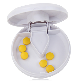 ตลับยา แบบกลม มีใบมีดตัดยา Round Tablet-Shaped Pill Cutting Box