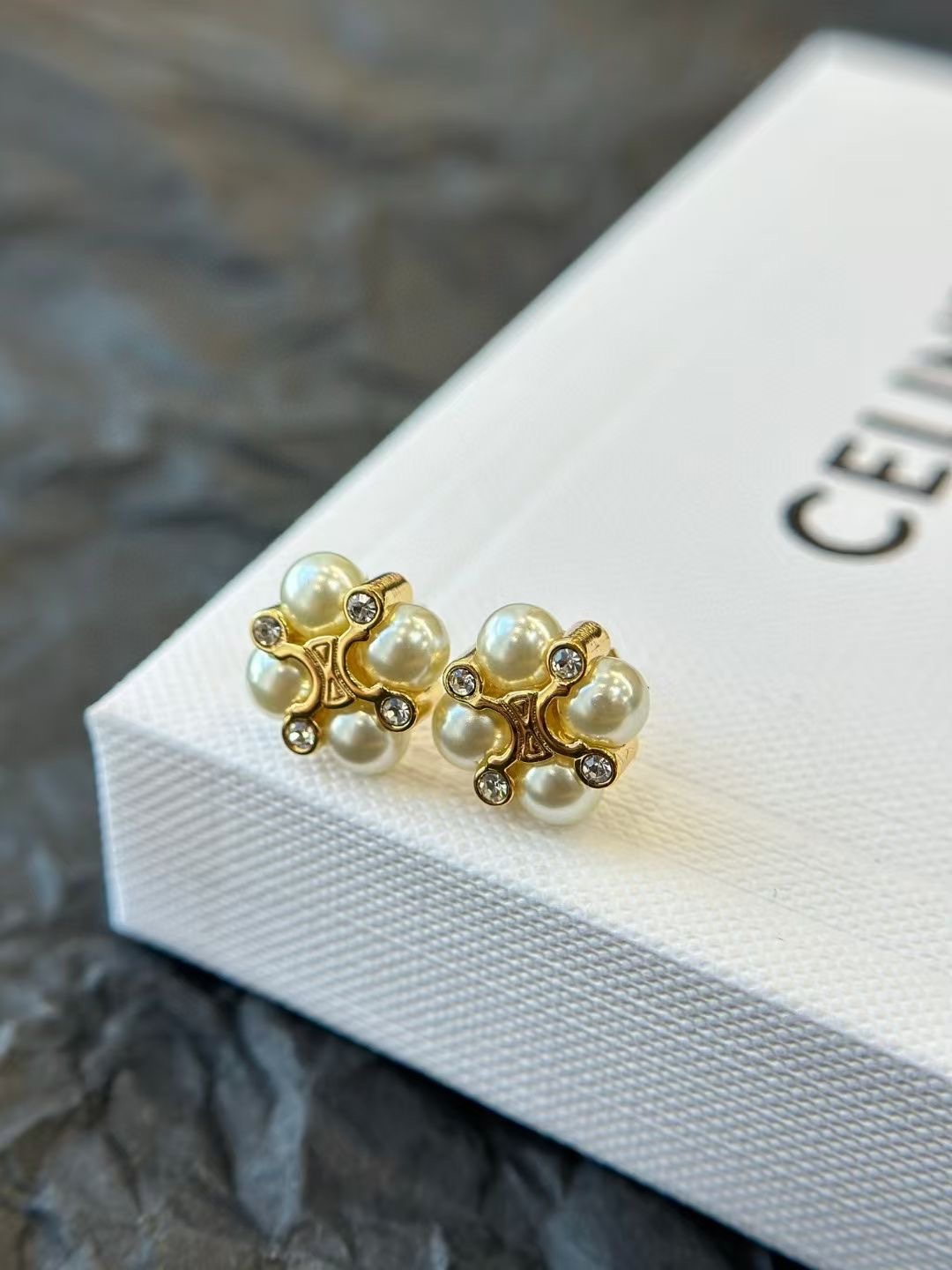 **do** ต่างหู Celine LES PERLES CELINE ทำจากสตราสคริสตัล ไข่มุกเรซิน และทองเหลืองเคลือบทอง สินค้าใหม่ ของแท้