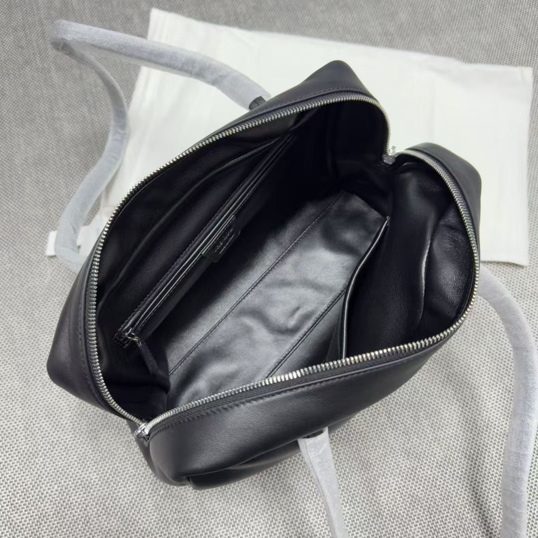 กระเป๋าหนังแกะ THE ROW Astra leather tote bag มี 2 สี หนังนุ่มมาก สินค้าใหม่ ของแท้