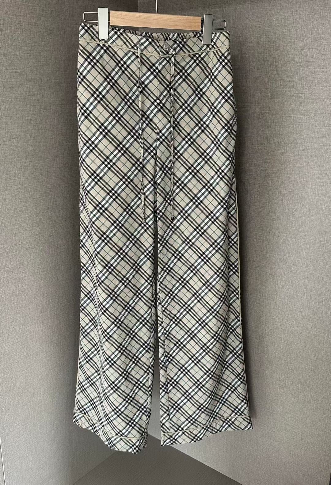 **do** กางเกงผ้าเอวยางยืด Burberry Check Cotton Pyjama Trousers สินค้าใหม่ ของแท้