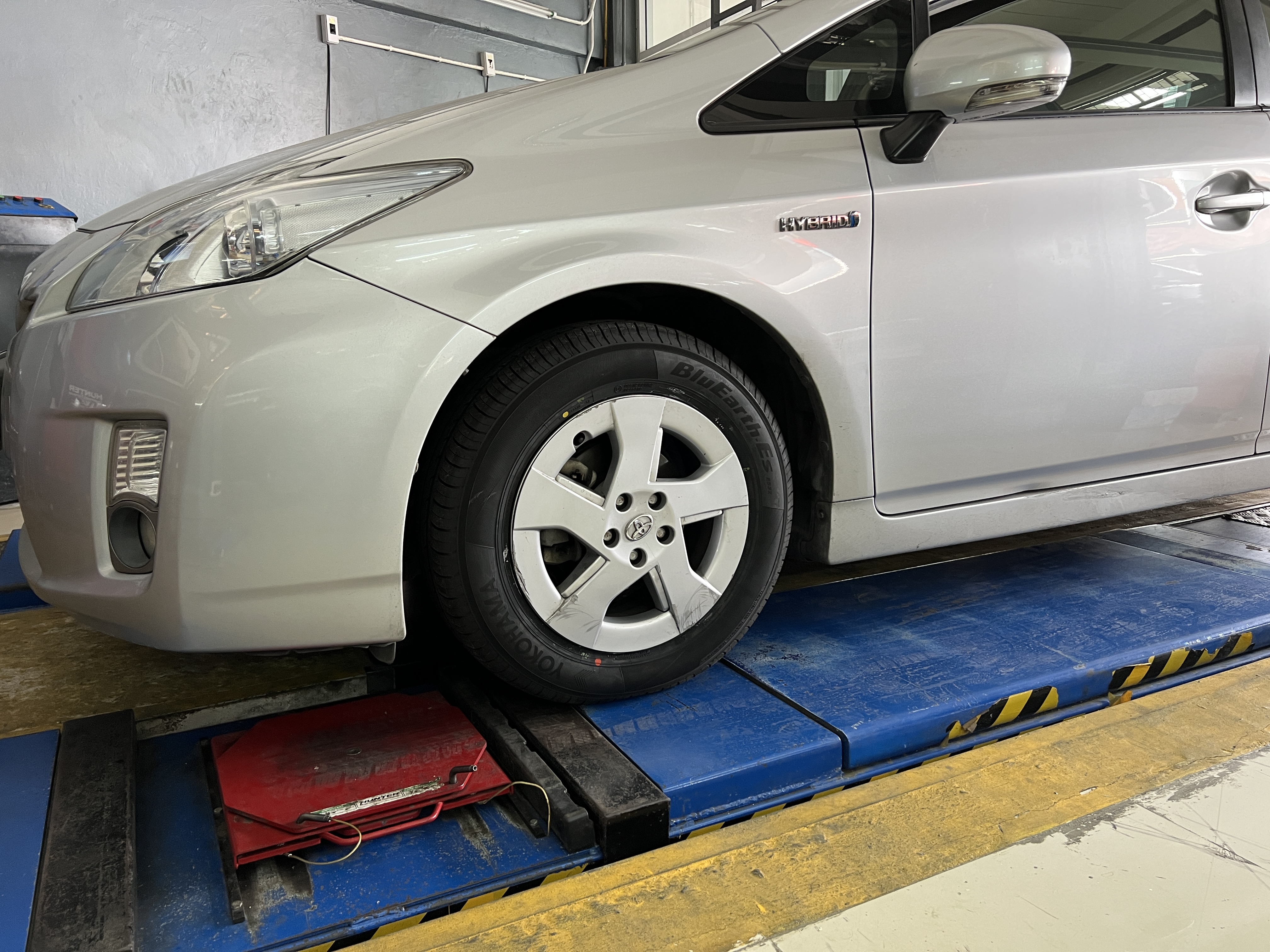 TOYOTA PRIUS เปลี่ยนยางรถยนต์ พรีเมี่ยม นุ่มนวล ปลอดภัย ใช้งานประจำวัน ยางญี่ปุ่น [+] YOKOHAMA BLUEARTH ES32 [+] ขนาด 195/65R15 โปรโมชั่นราคาพิเศษ ติดต่อสอบถามเพิ่มเติม โทร : 08-6569-1915 บุ๊ก และทีมงาน ยินดีต้อนรับครับ 𝙊𝙪𝙧 𝙎𝙚𝙧𝙫𝙞𝙘𝙚 บริการทางร้าน เรารับทำอะไรบ้าง 🔧 ติดตั้งยางแบบไร้รอย 100% 🔧 บริการสลับยาง ตามอายุ 🔧 มียางรถยนต์ทุกยี่ห้อให้เลือกซื้อ 🔧 เช็คช่วงล่าง แก้ปัญหาให้ตรงจุด 🔧 บริการล้างลิ้นปีกผีเสื้อ 🔧 บริการเช็คระยะรถยนต์ 🔧 เปลี่ยนถ่ายของเหลวทั้งระบบ 🔧 ตั้งศูนย์ด้วยเครื่อง HUNTER นำเข้าจาก USA #รถยนต์มีปัญหาไม่รู้ต้องแก้ตรงไหน ทางเรายินดี ตรวจหาปัญหาและหาวิธีแก้ บอกลูกค้าก่อนลงมือทำเสมอราคาเป็นธรรมไม่เอาเปรียบ สบายใจคุณลูกค้า ---------------------------------- ดูแลให้คำปรึกษาทุกปัญหาคาใจ ไม่ทิ้งลูกค้า มีบริการหลังการขาย 【ให้ผู้เชี่ยวชาญของเรา ดูแลรถคุณ】 ร้านยางเจริญรุ่งเรือง ยินดีต้อนรับครับ #ยางรถยนต์ #yokohama #es32
