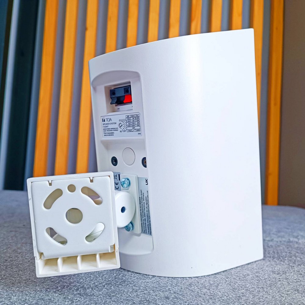 TOA F-05WT ตู้ลำโพงแขวน สีขาว พร้อมขาแขวน ลำโพงติดผนัง ขนาด 5 นิ้ว รองรับกำลังขับ 120 วัตต์ 8 โอห์ม โตอะ F 05WT F05WT เอไอ-ไพศาล