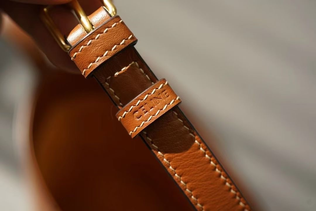 **do** กระเป๋าหนังแท้ Celine BUCKET CUIR TRIOMPHE IN SMOOTH CALFSKIN หนังนุ่มสวยมาก ของใหม่ แท้
