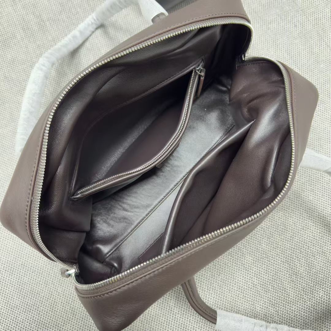 กระเป๋าหนังแกะ THE ROW Astra leather tote bag มี 2 สี หนังนุ่มมาก สินค้าใหม่ ของแท้