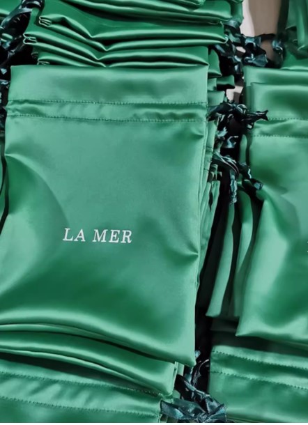ถุงผ้าไหม ซาติน สายริบบิ้น ใส่ของขวัญ ของชำร่วย ของที่ระลึก ทำ logo ร้าน บริษัท หรือ ชื่อบ่าวสาวได้ 204917