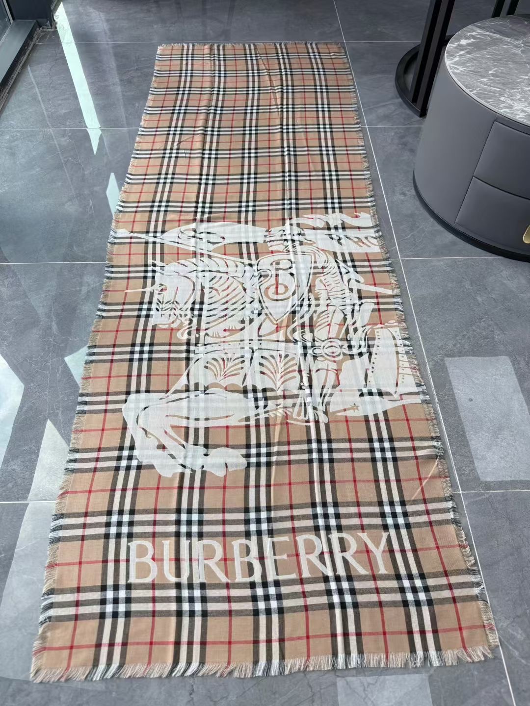 **do** ผ้าพันคอ Burberry Wide EKD Check Wool Scarf มี 2 สี สินค้าใหม่ ของแท้