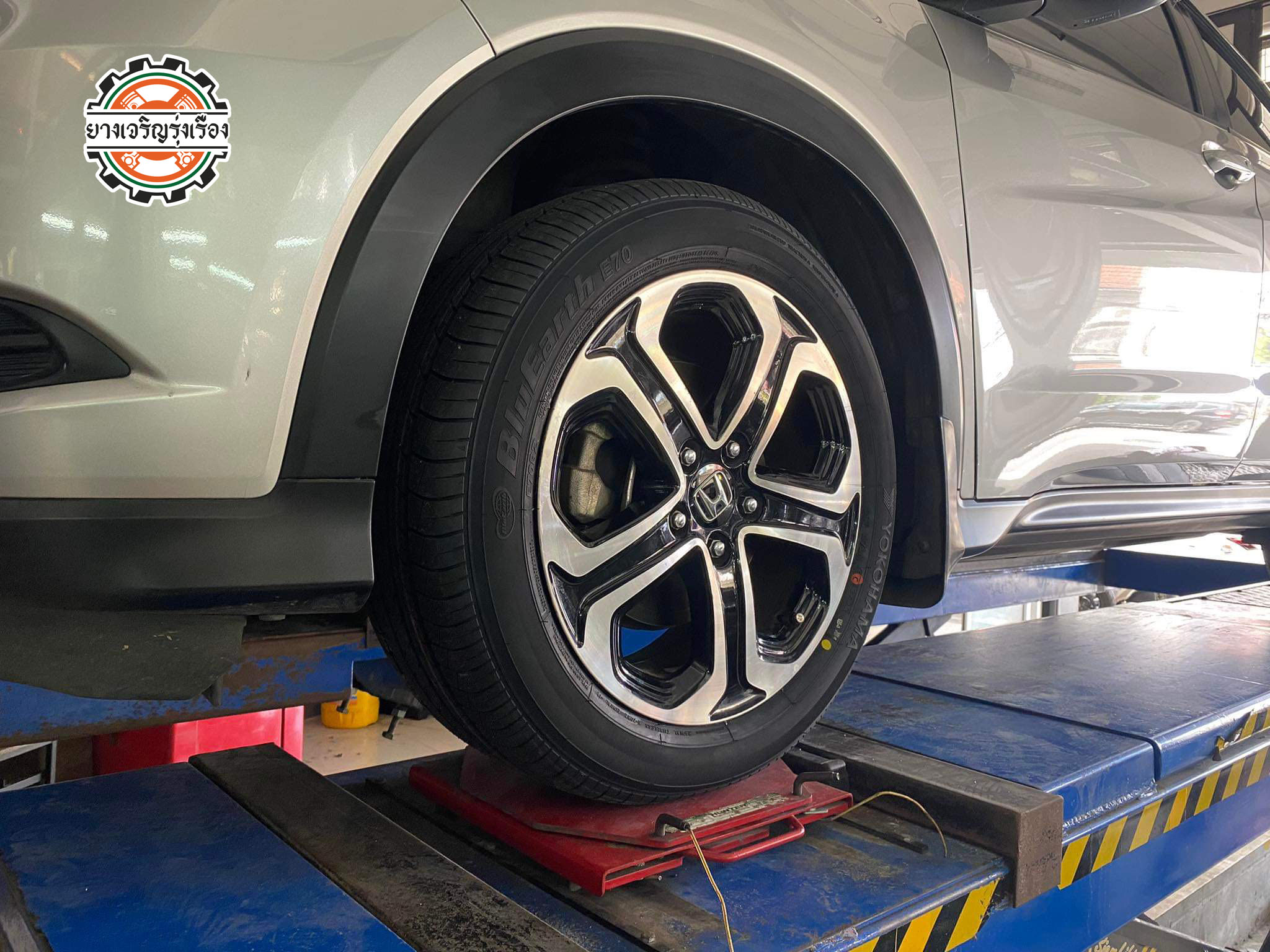 HONDA HRV เข้ารับบริการเปลี่ยนยางรถยนต์ ขอยางคุณภาพเยี่ยม ผลิตญึ่ปุ่น ☄️YOKOHAMA BluEarth E70 ขนาด 215/55R17 𝙊𝙪𝙧 𝙎𝙚𝙧𝙫𝙞𝙘𝙚 บริการทางร้านเรารับทำอะไรบ้าง 🔧 ติดตั้งยางแบบไร้รอย 100% 🔧 บริการสลับยาง ตามอายุ 🔧 มียางรถยนต์ทุกยี่ห้อให้เลือกซื้อ 🔧 เช็คช่วงล่าง แก้ปัญหาให้ตรงจุด 🔧 บริการล้างลิ้นปีกผีเสื้อ 🔧 บริการเช็คระยะรถยนต์ 🔧 เปลี่ยนถ่ายของเหลวทั้งระบบ 🔧 ตั้งศูนย์ด้วยเครื่อง HUNTER นำเข้าจาก USA สอบถามข้อมูลเพิ่มเติม หรือนัดหมายเข้ารับบริการ Tel : 08-6569-1915 Tel : 08-6544-5963 Line id : @88rw Tiktok : https://www.tiktok.com/@88rwycrr Youtube : https://youtube.com/@88rw Facebook : https://www.facebook.com/88rwtire Location : https://goo.gl/maps/HrNUAZXPN94KvxZ98?coh=178573&entry=tt #รถยนต์มีปัญหาไม่รู้ต้องแก้ตรงไหน ทางเรายินดี ตรวจหาปัญหาและหาวิธีแก้ บอกลูกค้าก่อนลงมือทำเสมอราคาเป็นธรรมไม่เอาเปรียบ สบายใจคุณลูกค้า ---------------------------------- ดูแลให้คำปรึกษาทุกปัญหาคาใจ ไม่ทิ้งลูกค้า มีบริการหลังการขาย 【ให้ผู้เชี่ยวชาญของเรา ดูแลรถคุณ】 ร้านยางเจริญรุ่งเรือง ยินดีต้อนรับครับ ---------------------------------- #โช๊คอัพรถยนต์ #monroe #yss #kayaba #profender #ร้านยางเจริญรุ่งเรือง #นนทบุรี #งามวงศ์วาน #amsfix #บริการช่วงล่างรถยนต์ #ซ่อมบำรุงช่วงล่าง #เซทอัพโช๊คอัพรถยนต์