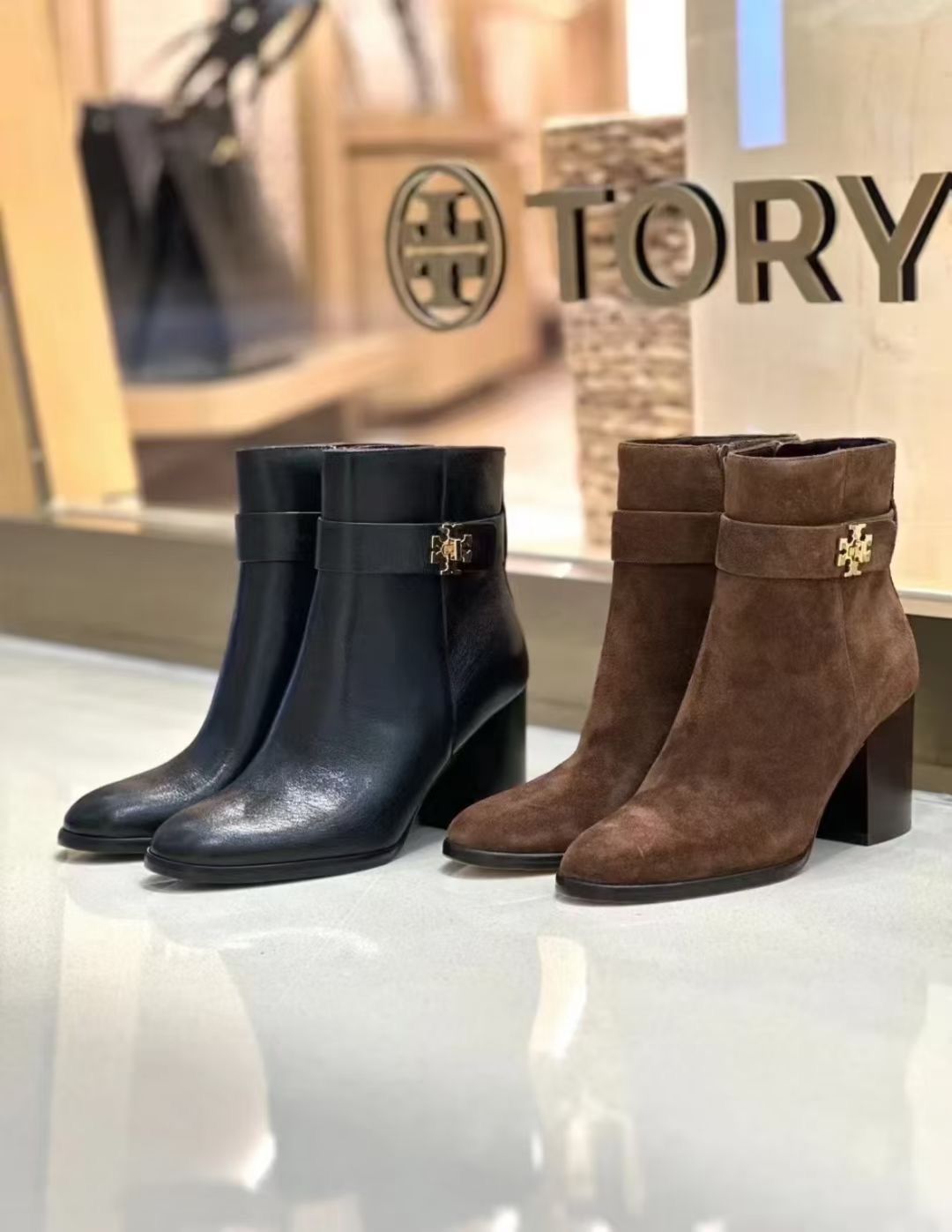 **do** รองเท้าหนังบู้ทสั้น Tory Burch T Lock High Heel Ankle Boots มี 2 สี สินค้าใหม่ ของแท้