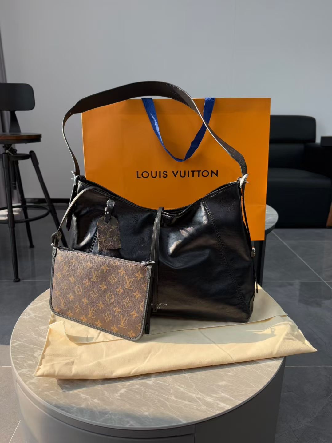**do** กระเป๋าหนังแกะใบใหญ่ LV รุ่น CarryAll Vibe MM มีกระเป๋าเล็กและสายกระเป๋าใช้ได้ 2 ด้าน เหมาะสำหรับวันเดินทาง สินค้าใหม่ ของแท้