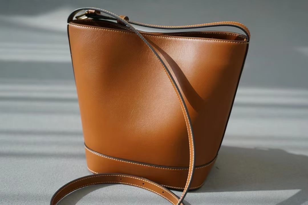 **do** กระเป๋าหนังแท้ Celine BUCKET CUIR TRIOMPHE IN SMOOTH CALFSKIN หนังนุ่มสวยมาก ของใหม่ แท้