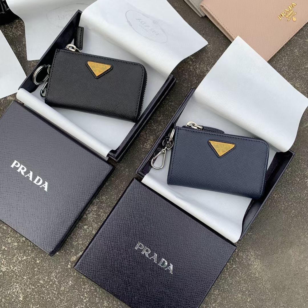 do** กระเป๋าเงินใบสั้น Prada Saffiano Leather Mini Pouch หนังแท้ สินค้าใหม่ ของแท้