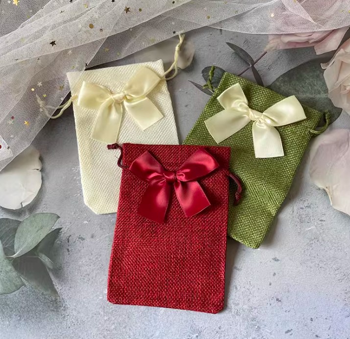 ถุงผ้ากระสอบ แบบสี ติดโบว์ น่ารัก ๆ ถุงผ้าใส่ของชำร่วย แจกงานแต่งงาน แบบสวย ๆ มาพร้อมโบว์น่ารัก 648470