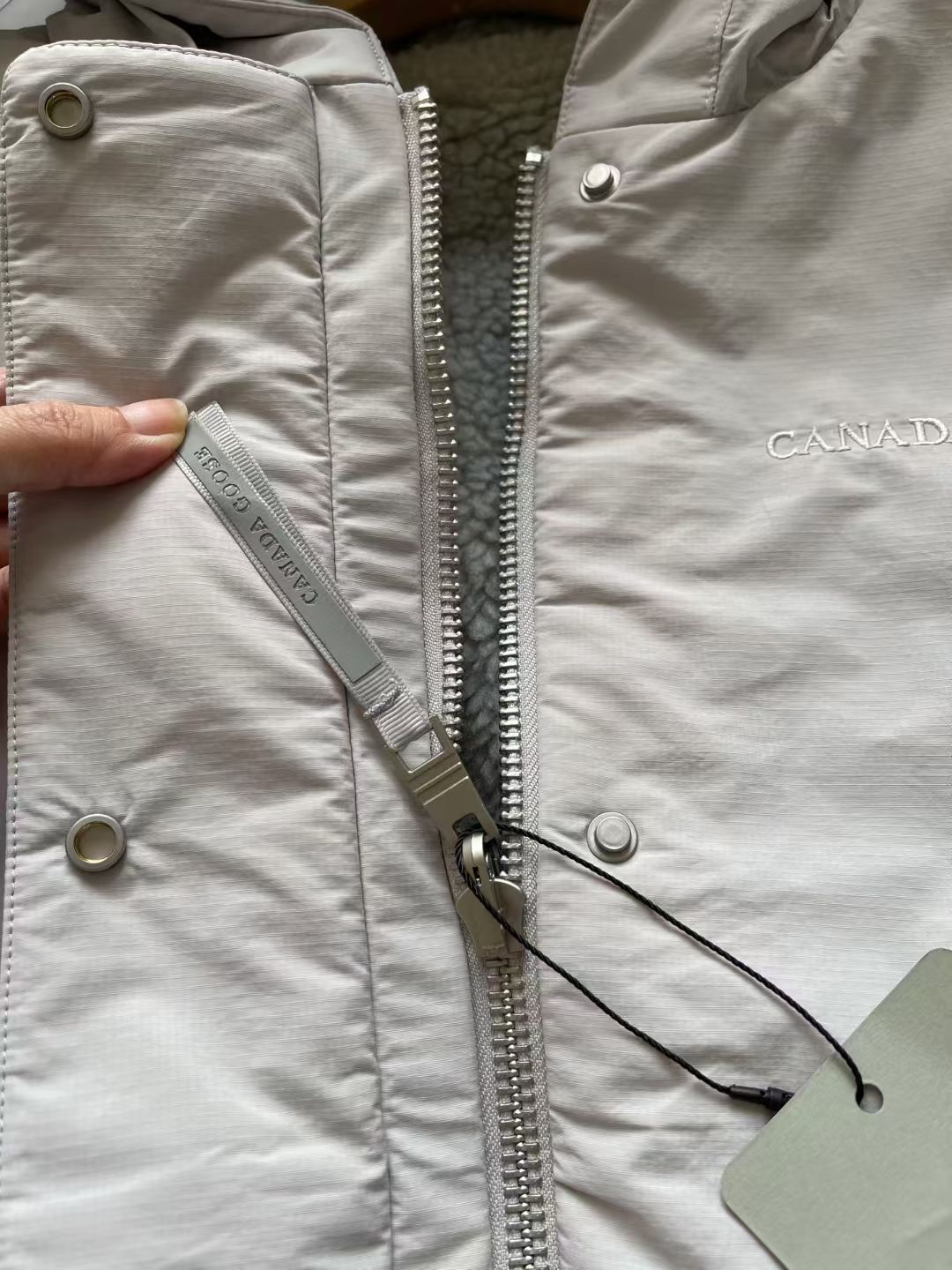 เสื้อกันหนาวมีฮู้ดใส่ได้ 2 ด้าน Canada Goose Women's Alberni Reversible Fleece Bomber Jacket มี 3 สี สินค้าใหม่ ของแท้