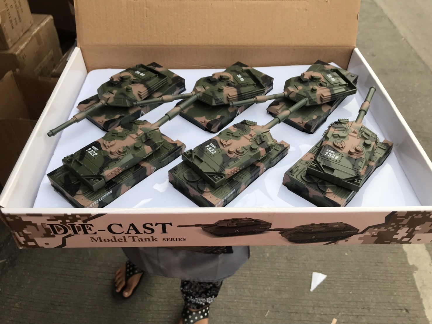 677-7 ของเล่นรถถังเหล็ก ยกกล่อง 6 คัน