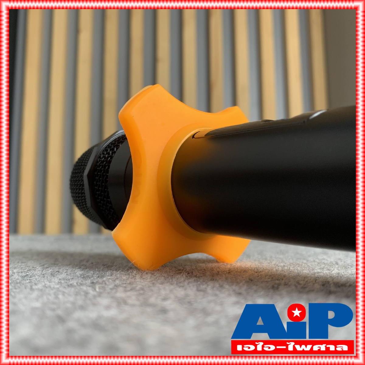 ที่รองไมค์กันกลิ้ง เหลี่ยมใหญ่ V-401 สีส้ม ที่รองไมค์ กันกลิ้ง กันกลิ้งไมค์เหลี่ยมใหญ่สีส้ม ใส่ได้ทั้ง ไมค์ลอย / ไมค์สาย เอไอ-ไพศาล