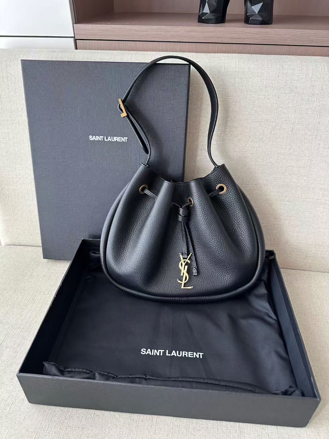 **do** กระเป๋าหนังวัว YSL PARIS VII SMALL HOBO IN GRAINED LEATHER สินค้าใหม่ ของแท้