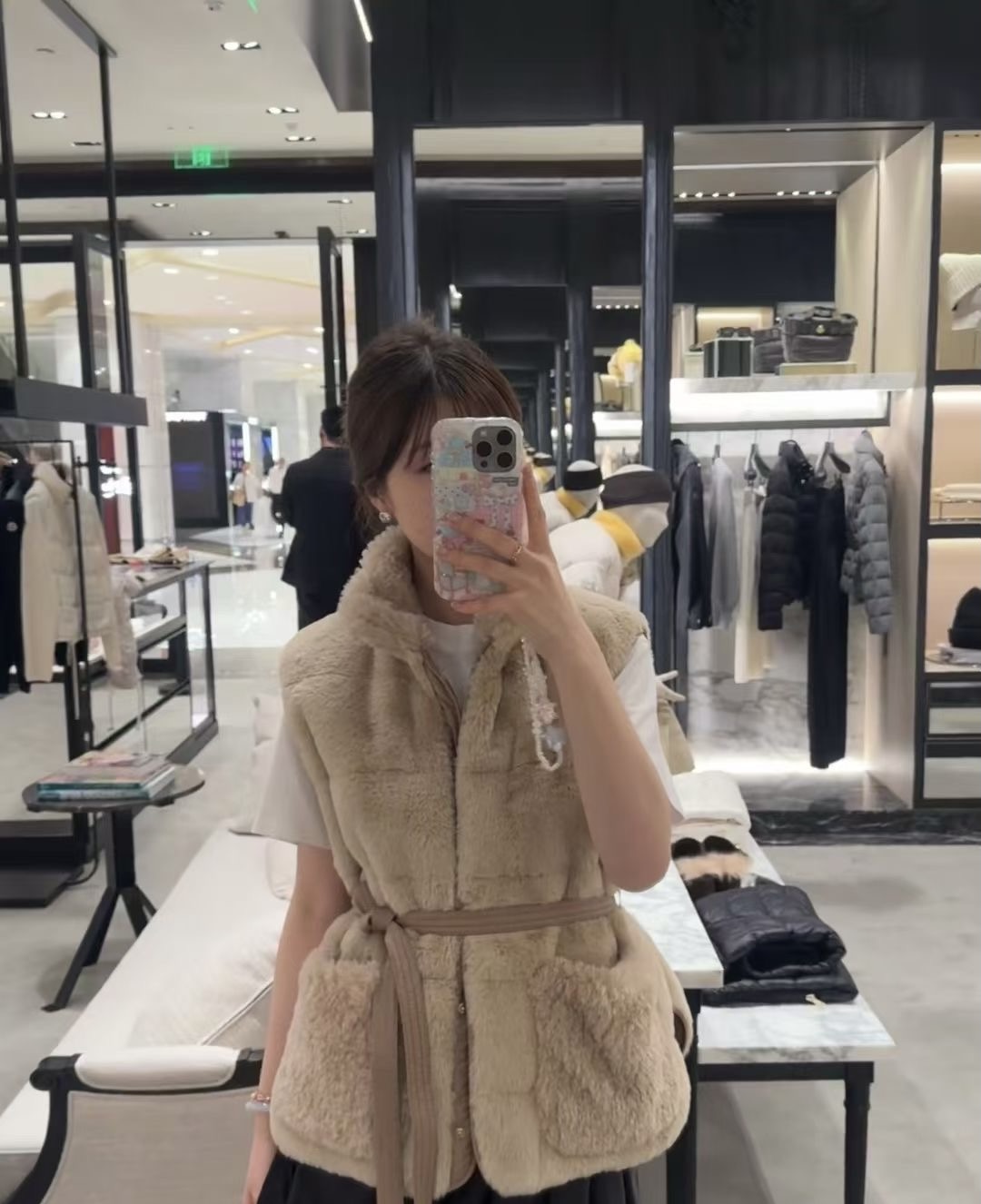 **do** เสื้อกั๊กขนสัตว์ MONCLER "JOUI" VEST เส้นใยนุ่ม มี 3 สี สินค้าใหม่ ของแท้
