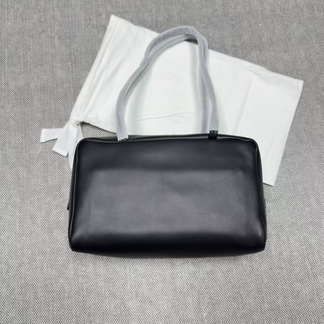 กระเป๋าหนังแกะ THE ROW Astra leather tote bag มี 2 สี หนังนุ่มมาก สินค้าใหม่ ของแท้