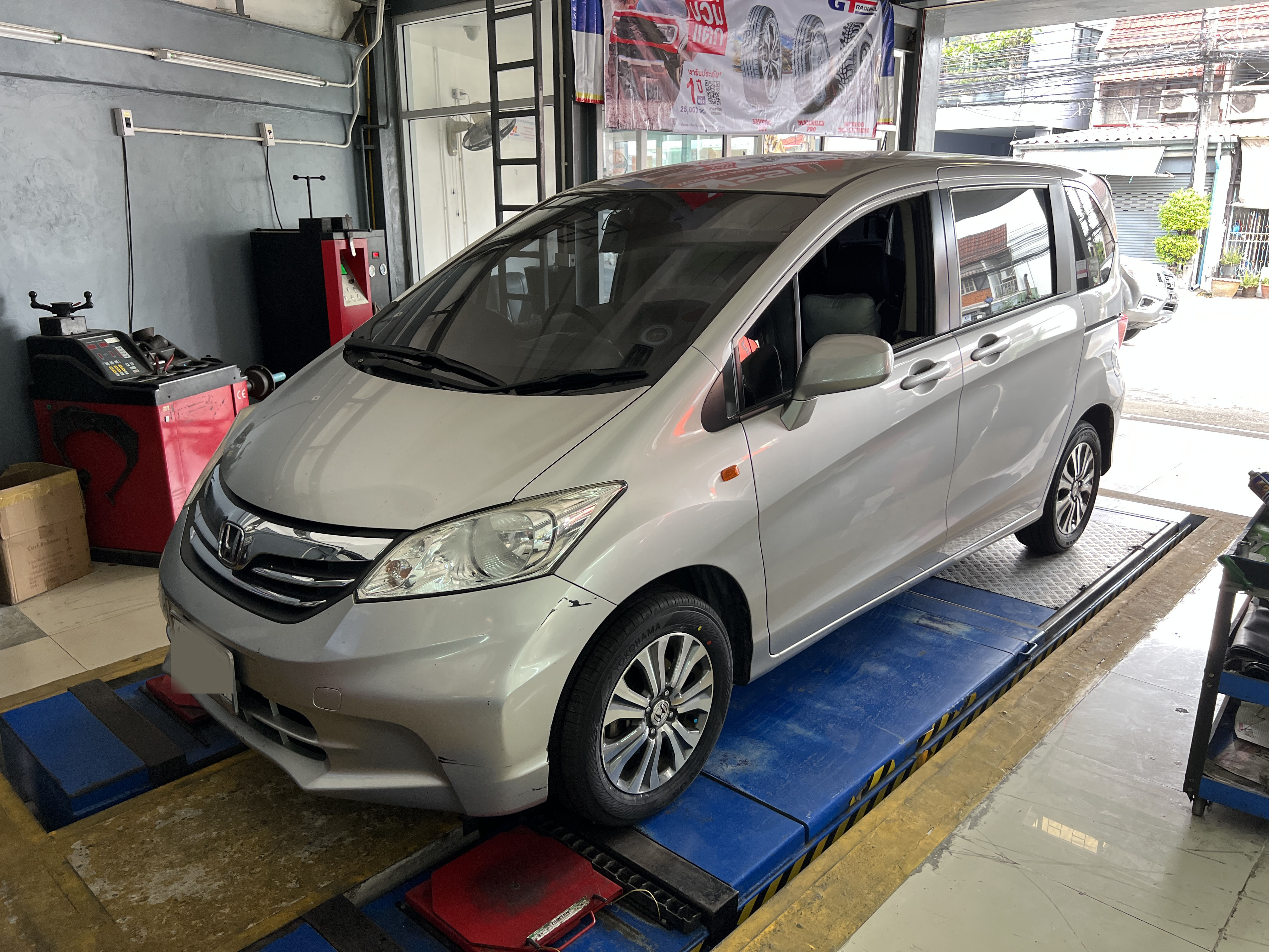 HONDA FREED เปลี่ยนยางรถยนต์ เน้นนุ่มนวล ใช้งานชีวิตประจำวัน ใช้งานยางผลิตญี่ปุ่น นุ่มหนึบ มั่นใจ ปลอดภัยทุกการเดินทาง [+] YOKOHAMA ADVAN DB V552 [+] ขนาด 195/60R15 โปรโมชั่นราคาพิเศษ ติดต่อสอบถามเพิ่มเติม โทร : 08-6569-1915 บุ๊ก และทีมงาน ยินดีต้อนรับครับ 𝙊𝙪𝙧 𝙎𝙚𝙧𝙫𝙞𝙘𝙚 บริการทางร้าน เรารับทำอะไรบ้าง 🔧 ติดตั้งยางแบบไร้รอย 100% 🔧 บริการสลับยาง ตามอายุ 🔧 มียางรถยนต์ทุกยี่ห้อให้เลือกซื้อ 🔧 เช็คช่วงล่าง แก้ปัญหาให้ตรงจุด 🔧 บริการล้างลิ้นปีกผีเสื้อ 🔧 บริการเช็คระยะรถยนต์ 🔧 เปลี่ยนถ่ายของเหลวทั้งระบบ 🔧 ตั้งศูนย์ด้วยเครื่อง HUNTER นำเข้าจาก USA #รถยนต์มีปัญหาไม่รู้ต้องแก้ตรงไหน ทางเรายินดี ตรวจหาปัญหาและหาวิธีแก้ บอกลูกค้าก่อนลงมือทำเสมอราคาเป็นธรรมไม่เอาเปรียบ สบายใจคุณลูกค้า ---------------------------------- ดูแลให้คำปรึกษาทุกปัญหาคาใจ ไม่ทิ้งลูกค้า มีบริการหลังการขาย 【ให้ผู้เชี่ยวชาญของเรา ดูแลรถคุณ】 ร้านยางเจริญรุ่งเรือง ยินดีต้อนรับครับ #ยางรถยนต์ #Yokohama #v552