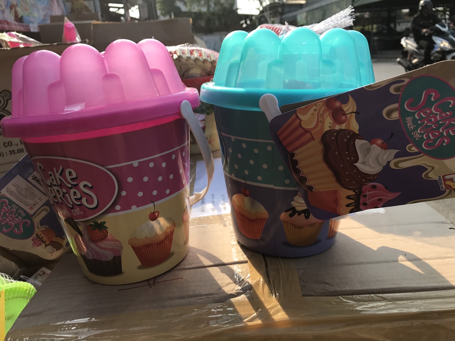 770 ชุดเล่นทรายลายคัพเค้ก ถังทราย ที่ตักทรายพร้อมถัง (สภาพเก่านิด) ปลีกชิ้นละsale