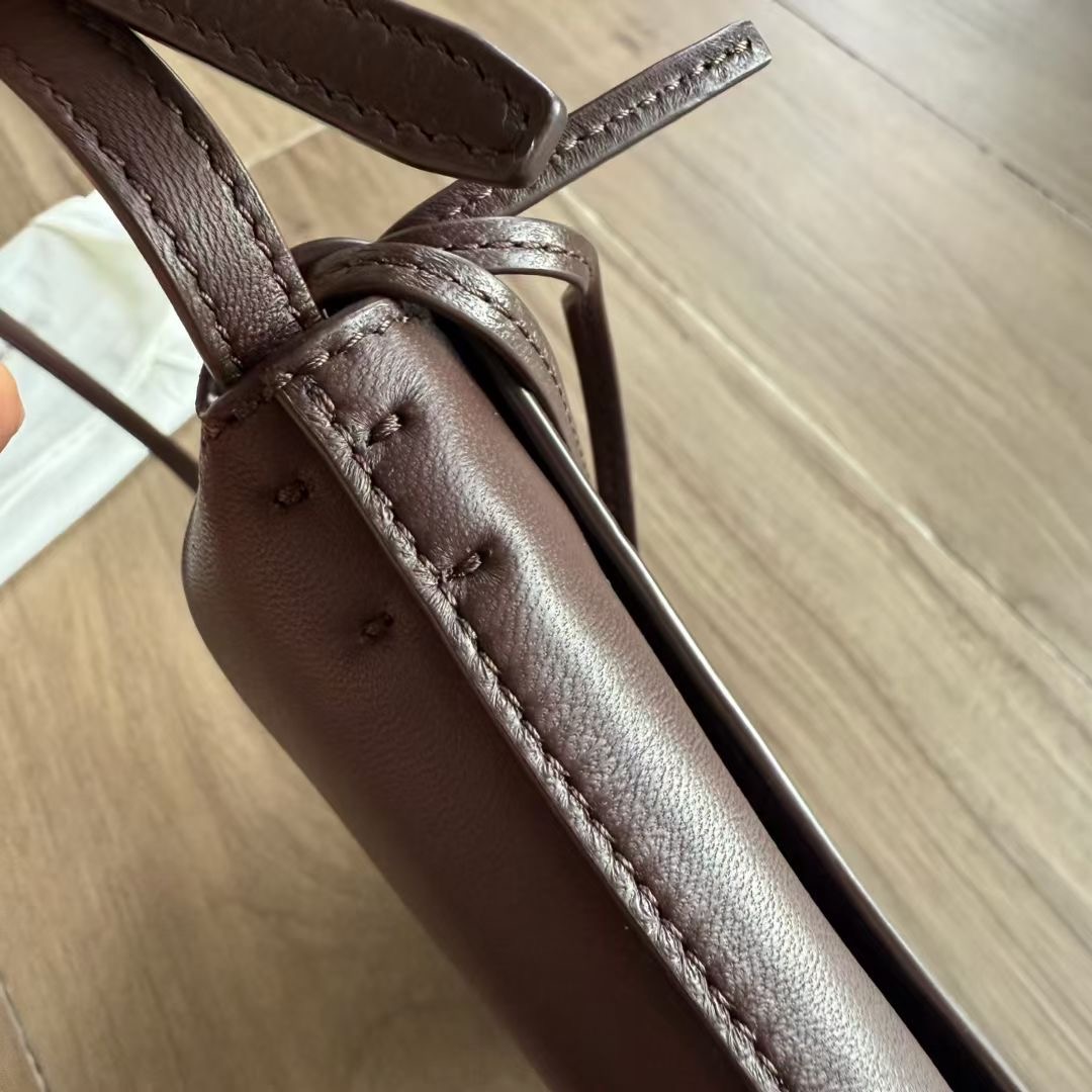 กระเป๋าหนังแกะ The Row Nan Shoulder Bag in Leather มี 2 สี มีกระเป๋าเล็กห้อย สินค้าใหม่ ของแท้