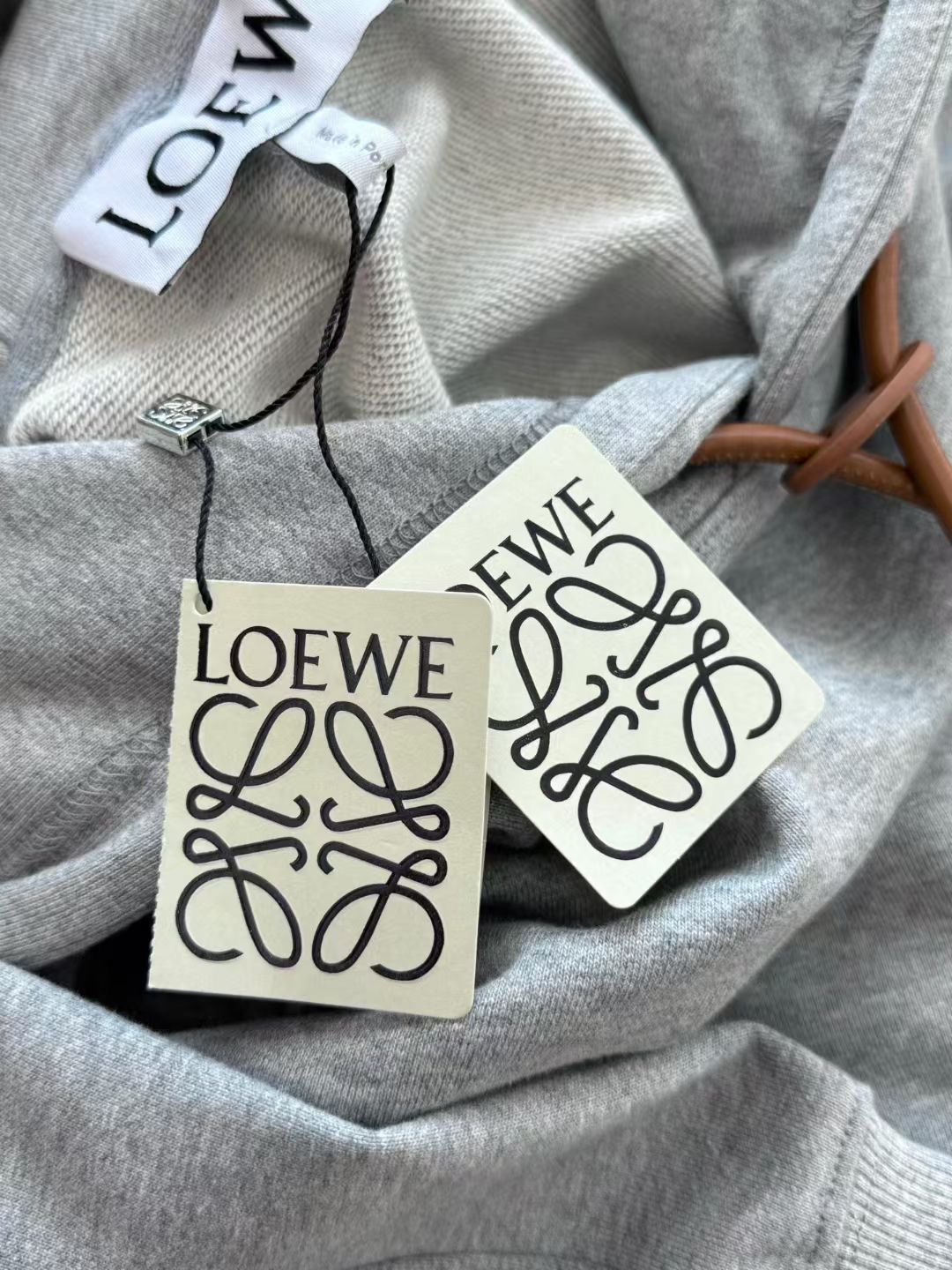 **do** เสื้อกันหนาว Loewe Relaxed fit hoodie in cotton มีเชือกหนังปรับหมวก ใส่ได้ ชาย หญิง สินค้าใหม่ ของแท้