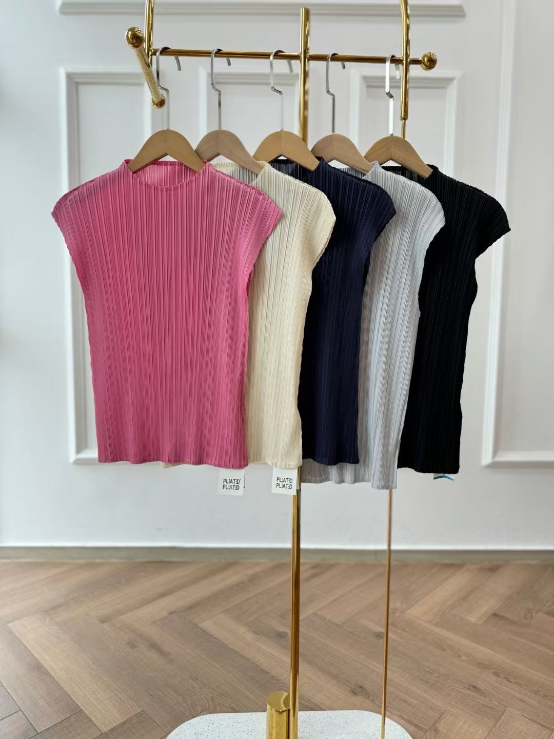 do** เสื้อ pleats please issey miyake ผ้ายืดได้เยอะ มี 5 สี สินค้าใหม่ ของแท้
