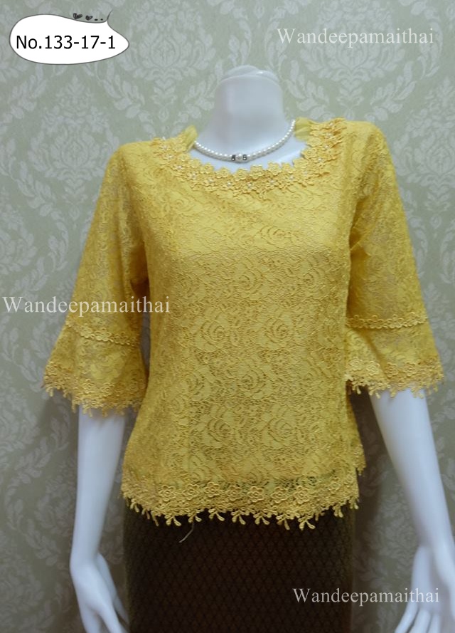 เสื้อลูกไม้ แขนสามส่วน คอระบาย ผ้าแก้ว ปักมุขรอบคอ สีเหลืองไพร อกเสื้อวัดเต็ม 50 นิ้ว