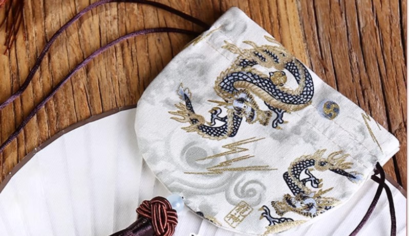 ถุงผ้าฝ้าย ทรงกลม ลายมังกร ทอง น้ำเงิน เบจ ห้อยพู่ แบบเก๋ ๆ ของชำร่วยแต่งงาน ปีมังกรทอง 918412
