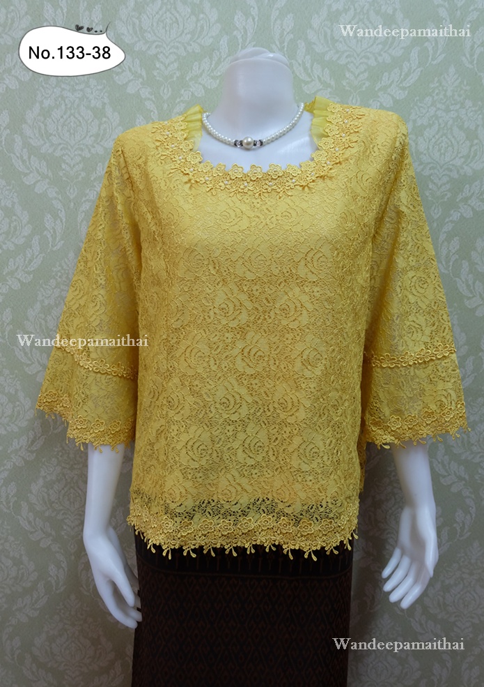 เสื้อลูกไม้ แขนสามส่วน คอระบายผ้าแก้ว ลูกไม้สีเหลืองไพร ปักมุขรอบคอ เบอร์ 52