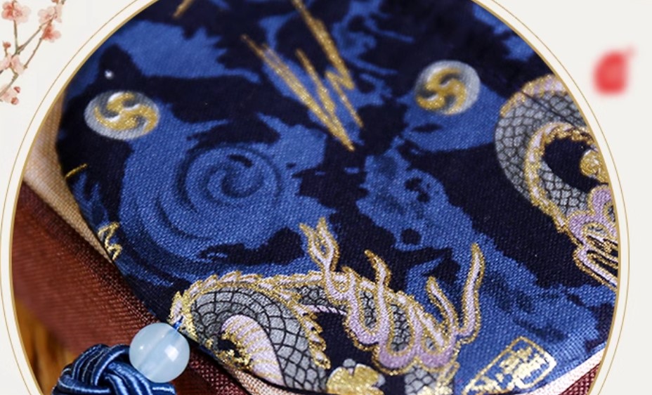 ถุงผ้าฝ้าย ทรงกลม ลายมังกร ทอง น้ำเงิน เบจ ห้อยพู่ แบบเก๋ ๆ ของชำร่วยแต่งงาน ปีมังกรทอง 918412