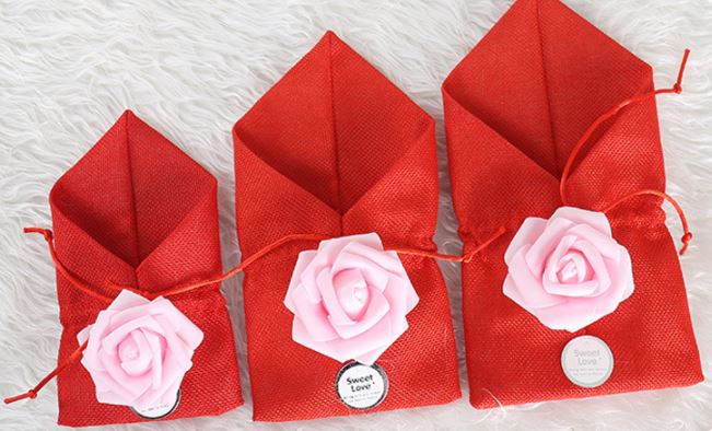 ถุงผ้าป่าน ถุงผ้าลินิน ถุงผ้ากระสอบ สีฟ้า สีชมพู สีแดง ถุงใส่ของชำร่วย สวย ๆ ติดดอกไม้ พร้อม tag 776197