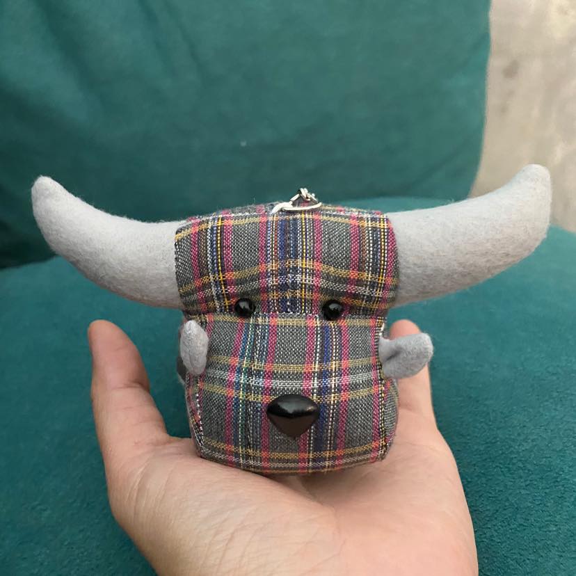 พวงกุญแจตุ๊กตาผ้าขาวม้าควายน้อย ทำจากผ้าขาวม้า งานแฮนด์เมด