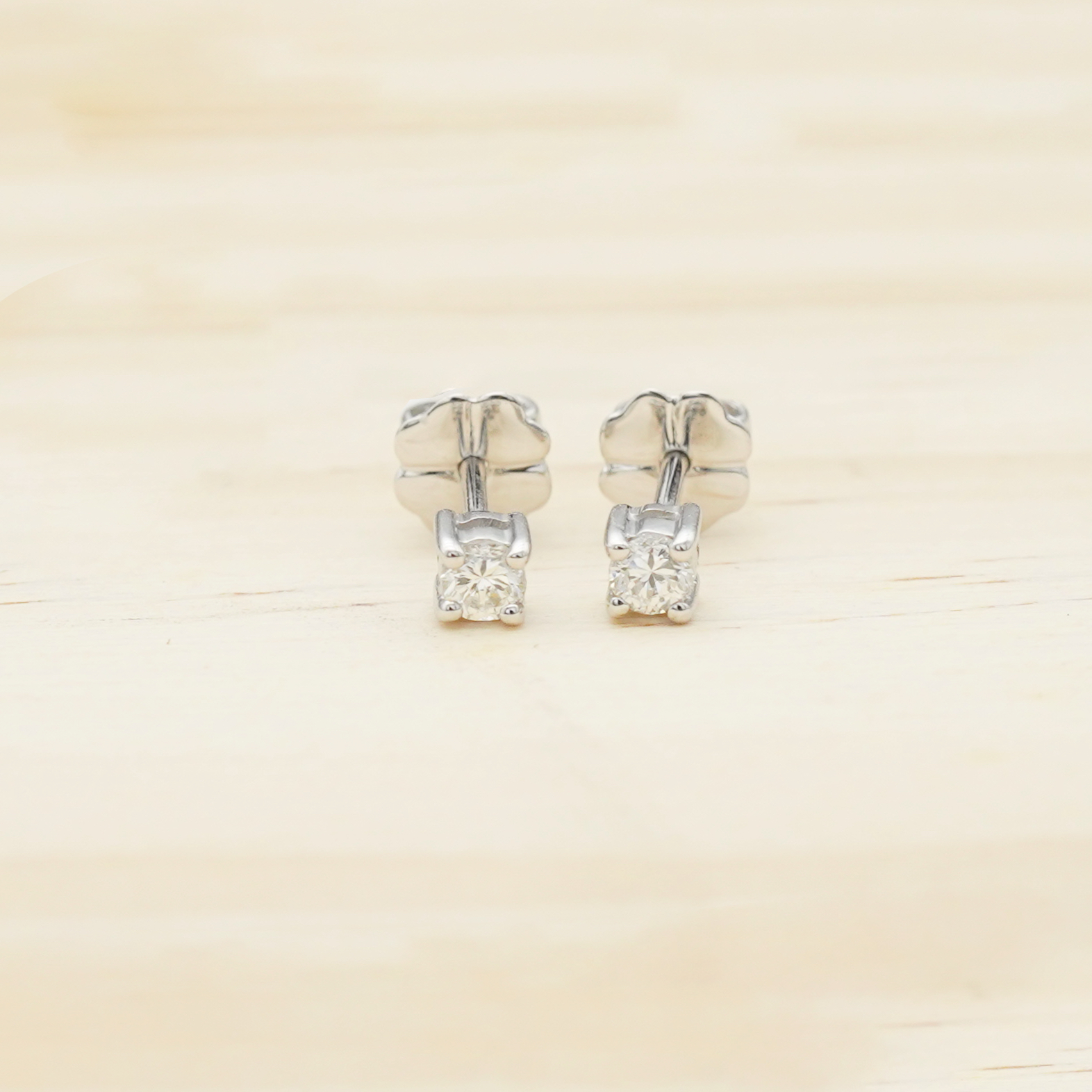 ต่างหูเพชรแท้ข้างละ 10 ตังค์ ดีไซน์เรียบหรูดูทันสมัย ตัวเรือนทองคำขาว 14K น้ำหนักเบา ใส่สบาย เหมาะกับสาวๆ ที่รักความมั่นใจ ใส่แล้วป๊อปปังทุกองศาค่ะ