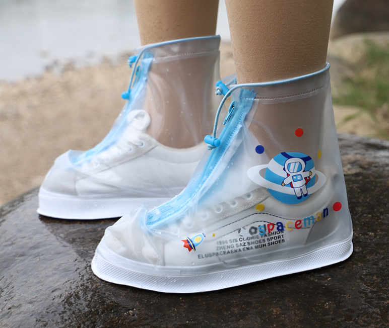 ที่คลุมรองเท้ากันฝนสำหรับเด็ก รองเท้ากันฝนเด็ก คลุมรองเท้ากันน้ำ หุ้มรองเท้ากันน้ำ พื้นกันลื่น ป้องกันรองเท้าเปียกน้ำ สวมใส่ง่าย