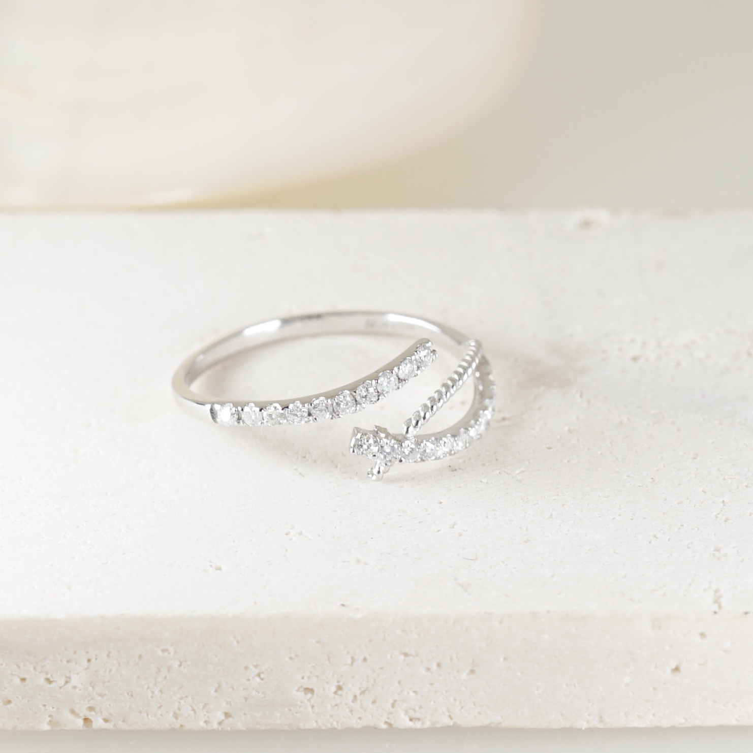 Sweet Ribbon Diamond Ring (ribbon) แหวนเพชร Free-form ที่ได้รับแรงบันดาลใจมาจากความพริ้วอันแสนอ่อนหวานของริบบิ้น ใส่แล้วรับรองคิ้วท์สุดๆค่ะ 💕