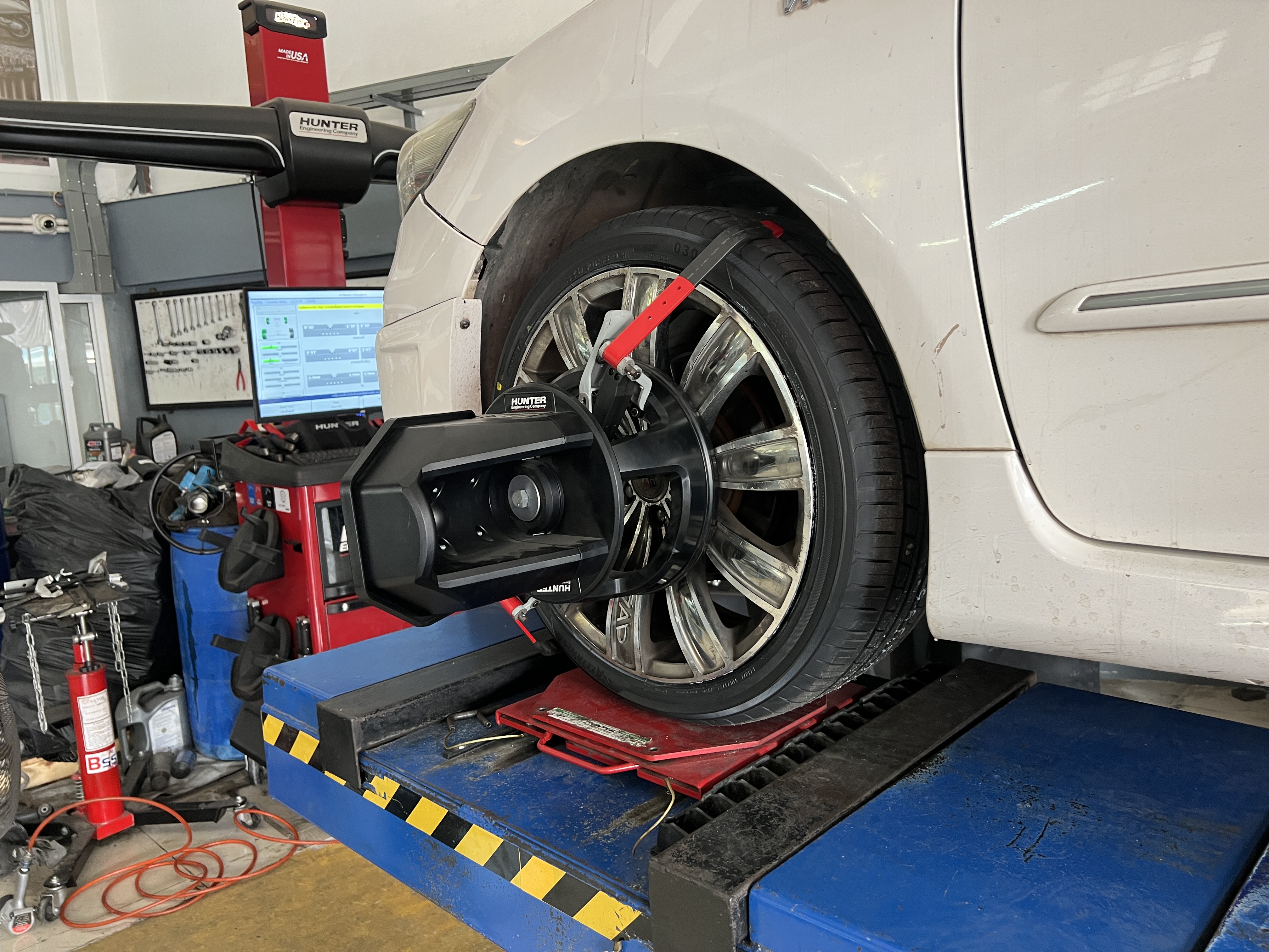 TOYOTA ALTIS เข้ารับบริการเปลี่ยนยางรถยนต์ในชีวิตประจำวัน เน้นยางรีดน้ำดี นุ่มนวล เงียบ ผลิตญี่ปุ่น [+] YOKOHAMA ALLIANCE AL030es Made in Japan [+] ขนาด 225/40R18 โปรโมชั่นราคาพิเศษ ติดต่อสอบถามเพิ่มเติม โทร : 08-6569-1915 บุ๊ก และทีมงาน ยินดีต้อนรับครับ 𝙊𝙪𝙧 𝙎𝙚𝙧𝙫𝙞𝙘𝙚 บริการทางร้าน เรารับทำอะไรบ้าง 🔧 ติดตั้งยางแบบไร้รอย 100% 🔧 บริการสลับยาง ตามอายุ 🔧 มียางรถยนต์ทุกยี่ห้อให้เลือกซื้อ 🔧 เช็คช่วงล่าง แก้ปัญหาให้ตรงจุด 🔧 บริการล้างลิ้นปีกผีเสื้อ 🔧 บริการเช็คระยะรถยนต์ 🔧 เปลี่ยนถ่ายของเหลวทั้งระบบ 🔧 ตั้งศูนย์ด้วยเครื่อง HUNTER นำเข้าจาก USA #รถยนต์มีปัญหาไม่รู้ต้องแก้ตรงไหน ทางเรายินดี ตรวจหาปัญหาและหาวิธีแก้ บอกลูกค้าก่อนลงมือทำเสมอราคาเป็นธรรมไม่เอาเปรียบ สบายใจคุณลูกค้า ---------------------------------- ดูแลให้คำปรึกษาทุกปัญหาคาใจ ไม่ทิ้งลูกค้า มีบริการหลังการขาย 【ให้ผู้เชี่ยวชาญของเรา ดูแลรถคุณ】 ร้านยางเจริญรุ่งเรือง ยินดีต้อนรับครับ #ยางรถยนต์ #yokohama #alliance #al030ex #madeinjapan